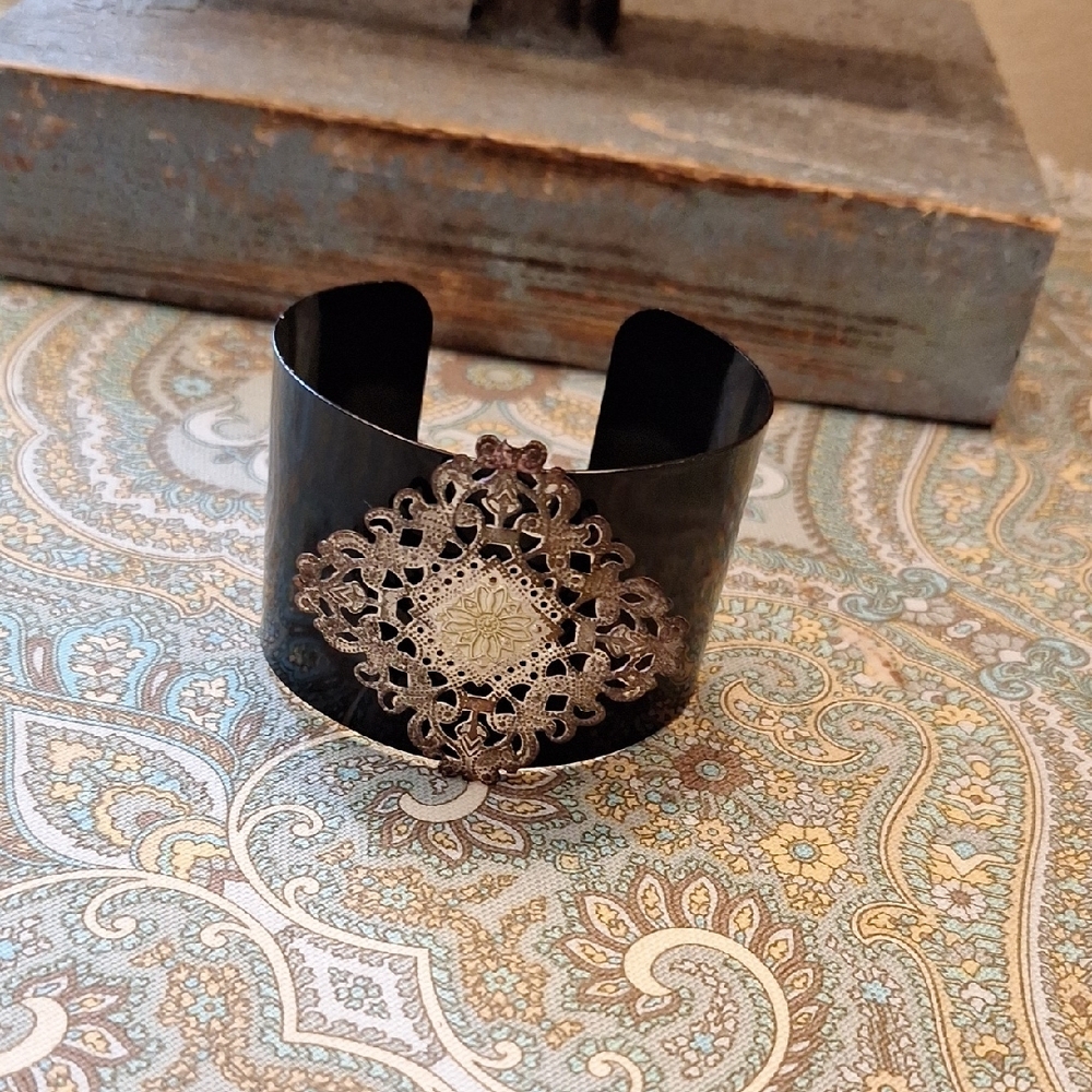 🔥🔥 HOT DEAL Intricate Gold Filigree Bracelet on Black Band.